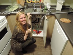 DSCN6791 Top Handwerkskunst: Leitung durch die Fronttür über die Anrichte...